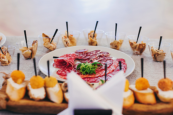 포토 JPG 해외이미지 접시 실내 사람없음 레스토랑 해물요리 꼬치 애피타이저 소프트포커스 해산물 흰배경 냅킨 뷔페 하몽 해외포토 식기 음식 백그라운드 촬영기법 내부 식당 흰색 햄 파일형식 이미지허브