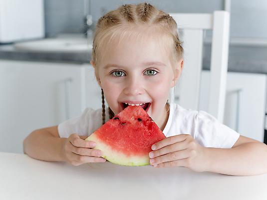 포토 JPG 해외이미지 1 라이프스타일 여자 행복 얼굴 어린이 음식 조각 다이어트 과일 탁자 수박 주택 실내 건강 한명 미소 사람 앉기 빨간색 여름 금발 주방 식사 신선 잡기 달콤 맛 먹기 비타민 숙성 채식주의자 해외포토 헤어스타일 계절 감정 컬러 가구 컨셉 모션 표정 내부 건물 생활 신체부위 채식 영양소 파일형식 이미지허브