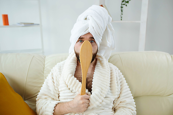 포토 JPG 해외이미지 응시 남자 수염 한명 들기 상반신 성인 앞모습 수건 뷰티 마사지 목욕가운 스킨케어 브러쉬빗 성인남자한명만 해외포토 1 시선 뷰포인트 모션 사람 위생용품 가운 남자한명만 성인남자만 파일형식 이미지허브