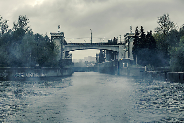 포토 JPG 해외이미지 주간 구름 유럽 백그라운드 건축양식 교통시설 자연 하늘 표면 사람없음 야외 물 파란색 강 기계 회색 흰색 저수지 통로 잠금 대문 러시아 네비게이션 공학 흐림 러시아인 모스크바 방법 옛날 해외포토 자연요소 서양인 교육 건축 나라 컬러 교통 날씨 문 시설 생태계 보안 파일형식 이미지허브