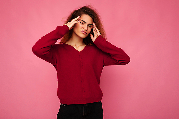 포토 JPG 해외이미지 백인 응시 여자 갈색머리 실내 피곤 한명 상반신 성인 앞모습 고통 스웨터 두통 성인여자한명만 분홍색배경 해외포토 서양인 1 헤어스타일 시선 감정 뷰포인트 분홍색 백그라운드 컨셉 상의 사람 내부 질병 여자한명만 성인여자만 파일형식 이미지허브