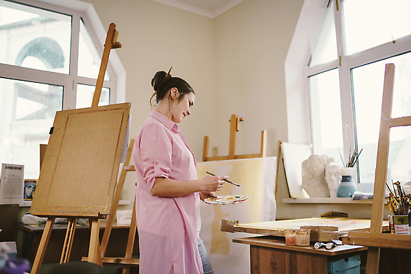 포토 JPG 해외이미지 직업 디자인 여자 교육 교실 학교 실내 창조 미술 한명 사람 취미 내부 페인트 공구 잡기 붓 업무 그리기 작업실 팔레트 묘기 집중 이젤 그림 예술가 캔버스 페인트붓 화가 격려 장인 프로젝트 해외포토 1 감정 컨셉 모션 문화예술 미술도구 도구 작업 파일형식 이미지허브