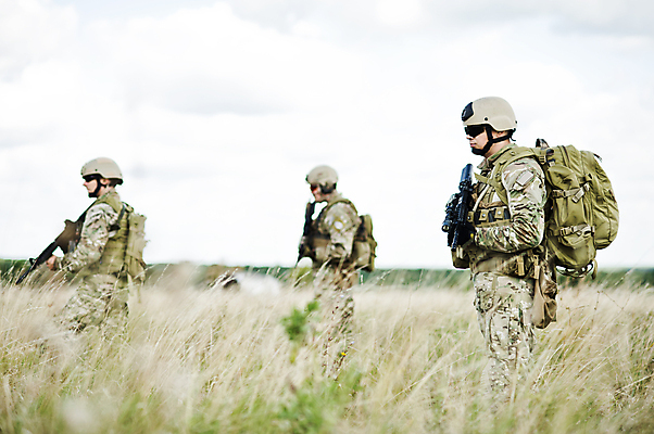 포토 JPG 해외이미지 무기 군대 경비 야외 세명 힘 군인 사막 자신감 공격 충돌 군용 싸움 전쟁 보안 육군 기어 애국심 갑옷 장교 총포 특별함 해외포토 직업 감정 컨셉 모션 안전 사람 보호 보호장비 국군 파일형식 이미지허브