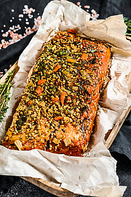 포토 JPG 해외이미지 검은배경 실내 사람없음 허브 담기 연어 기름종이 나무쟁반 연어요리 훈제연어 종이호일 핑크솔트 해외포토 식물 종이 음식 백그라운드 모션 쟁반 어류 내부 목재 검은색 소금 훈제 파일형식 이미지허브