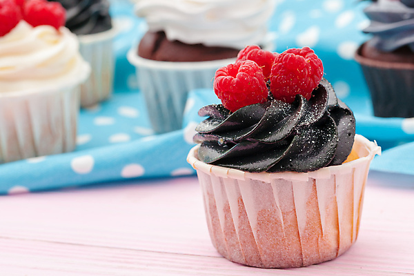 포토 JPG 해외이미지 탁자 디저트 실내 사람없음 물방울무늬 식탁보 달콤 컵케이크 산딸기 머핀 해외포토 음식 빵 가구 무늬 과일 내부 케이크 맛 파일형식 이미지허브