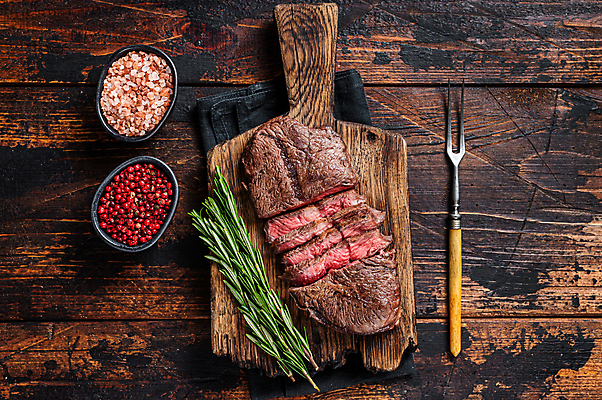 포토 JPG 해외이미지 단면 실내 스테이크 비프스테이크 사람없음 하이앵글 소고기 식탁보 슬라이스 로즈메리 고기포크 통후추 나무배경 핑크솔트 해외포토 뷰포인트 백그라운드 포크 서양음식 육류 내부 허브 소금 후추 파일형식 이미지허브
