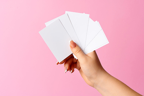 포토 JPG 해외이미지 손 종이 분홍색 프레임 들기 신체부위 사각형 잡기 보여주기 직사각형 카피스페이스 해외포토 도형 컬러 모션 사람 공백 파일형식 이미지허브