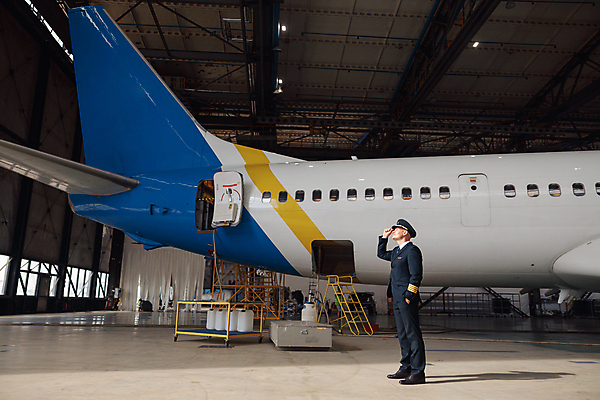 포토 JPG 해외이미지 전신 남자 비행기 실내 한명 서기 성인 옆모습 올려보기 파일럿 항공 주머니손 격납고 성인남자한명만 해외포토 직업 1 뷰포인트 항공교통 모션 대중교통 사람 내부 남자한명만 성인남자만 파일형식 이미지허브
