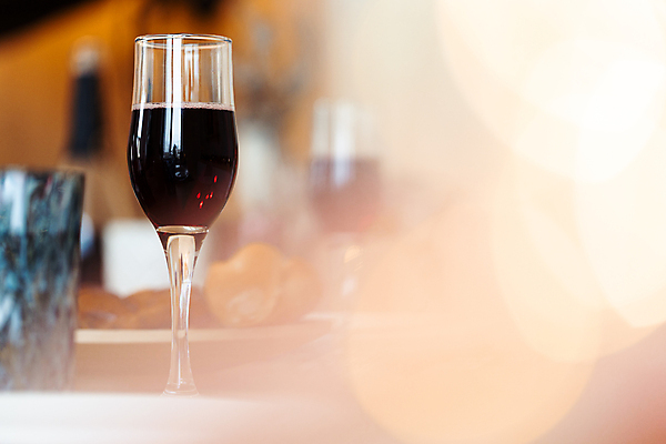 포토 JPG 해외이미지 와인잔 실내 사람없음 아웃포커스 와인 소프트포커스 레드와인 빛망울 해외포토 술잔 주류 촬영기법 내부 빛 파일형식 이미지허브