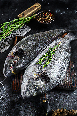 포토 JPG 해외이미지 검은배경 사람없음 칼 허브 향신료 날것 도미 로즈메리 나무도마 해외포토 식물 백그라운드 도마 어류 목재 검은색 향미료 파일형식 이미지허브