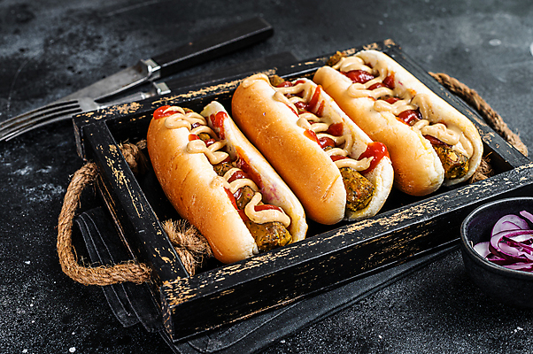 포토 JPG 해외이미지 포크 검은배경 실내 사람없음 식탁보 세개 나이프 핫도그 나무쟁반 적양파 해외포토 식기 음식 백그라운드 양파 패스트푸드 쟁반 3 내부 목재 검은색 칼 파일형식 이미지허브