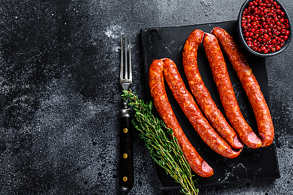 포토 JPG 해외이미지 검은배경 실내 사람없음 하이앵글 소시지 고기포크 돌판 백리향 해외포토 뷰포인트 백그라운드 포크 내부 검은색 돌_바위 가공식품 파일형식 이미지허브