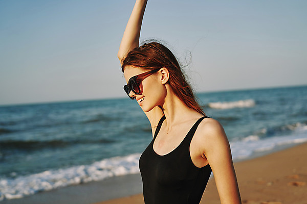 포토 JPG 해외이미지 주간 여자 여유 휴식 한명 상반신 성인 해변 야외 옆모습 여름휴가 바캉스 선글라스 손들기 성인여자한명만 해외포토 자연요소 1 감정 안경 바다 뷰포인트 컨셉 모션 휴가 사람 여자한명만 성인여자만 파일형식 여름_계절 이미지허브