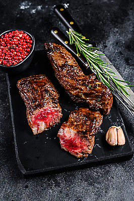 포토 JPG 해외이미지 검은배경 단면 실내 마늘 스테이크 비프스테이크 사람없음 소고기 슬라이스 로즈메리 돌판 통후추 해외포토 백그라운드 채소 서양음식 육류 내부 검은색 돌_바위 허브 후추 파일형식 이미지허브