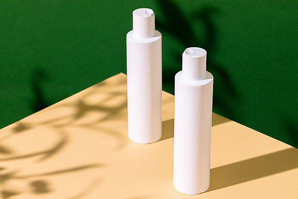 포토 JPG 해외이미지 실내 그림자 사람없음 뷰티 화장품 두개 오브젝트 스킨케어 공병 노란배경 목업 초록배경 해외포토 백그라운드 2 내부 초록색 노란색 병_담는 파일형식 이미지허브