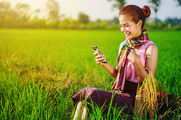 포토 JPG 해외이미지 손 여자 행복 아시아 백그라운드 밭 농업 인터넷 비즈니스 통신 태국 자연 밥 모바일 휴식 세포 한명 사람 앉기 동양인 야외 초록색 여름 스마트폰 핸드폰 농장 디지털 수확 흰색 시골 업무 스마트 유기농 밭일 해외포토 1 웰빙 계절 감정 나라 산업 음식 컬러 컨셉 모션 인종 신체부위 전자제품 스마트기기 작업 생태계 파일형식 이미지허브