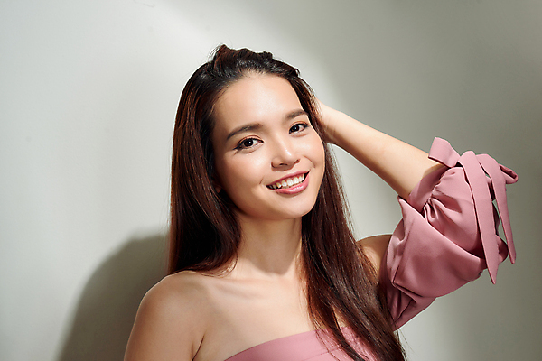 포토 JPG 해외이미지 응시 여자 회색배경 실내 한명 손짓 상반신 성인 앞모습 옆모습 뷰티 성인여자한명만 해외포토 1 시선 뷰포인트 백그라운드 모션 사람 내부 회색 여자한명만 성인여자만 파일형식 이미지허브