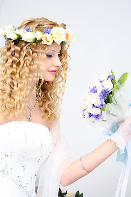 포토 JPG 해외이미지 모델 1 라이프스타일 드레스 꽃 행복 꽃다발 결혼 실내 사랑 한명 사람 이벤트 성인 빨간색 세로 파란색 금발 장미 유행 우주 흰색 가운 우아함 가득함 만들기 슛 베일 유일 해외포토 식물 헤어스타일 옷 감정 컬러 컨셉 모션 내부 생활 파일형식 이미지허브