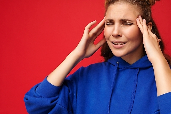 포토 JPG 해외이미지 여자 실내 한명 상반신 성인 옆모습 고통 찡그림 두통 빨간배경 성인여자한명만 해외포토 1 감정 뷰포인트 백그라운드 표정 사람 내부 빨간색 질병 여자한명만 성인여자만 파일형식 이미지허브