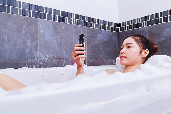 포토 JPG 해외이미지 라이프스타일 여자 행복 인터넷 신체 통신 태국 모바일 휴식 주택 세포 한국 건강 한명 미소 사람 동양인 성인 물 스마트폰 핸드폰 뷰티 일본 스파 중국 목욕 욕실 스마트 피부 피부관리 아로마 돌봄 바디케어 해외포토 자연요소 1 감정 아시아 컨셉 모션 표정 인종 건물 생활 신체부위 전자제품 스마트기기 청결 파일형식 이미지허브