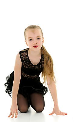 포토 JPG 해외이미지 전신 백인 응시 여자 어린이 포즈 실내 한명 앞모습 무릎꿇기 흰배경 발레리나 발레복 발레옷 소녀한명만 해외포토 서양인 1 시선 옷 뷰포인트 백그라운드 모션 사람 내부 흰색 발레 여자한명만 소녀만 파일형식 이미지허브