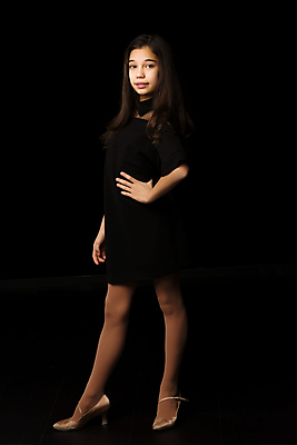 포토 JPG 해외이미지 모델 1 학생 라이프스타일 응시 여자 행복 얼굴 어린이 백그라운드 한명 서기 미소 사람 성인 10대 청춘 뷰티 유행 흰색 표현 신선 화려 피부 순수 싱글 내추럴 돌봄 혼자 해외포토 시선 감정 컬러 컨셉 모션 청소년 표정 생활 신체부위 파일형식 이미지허브