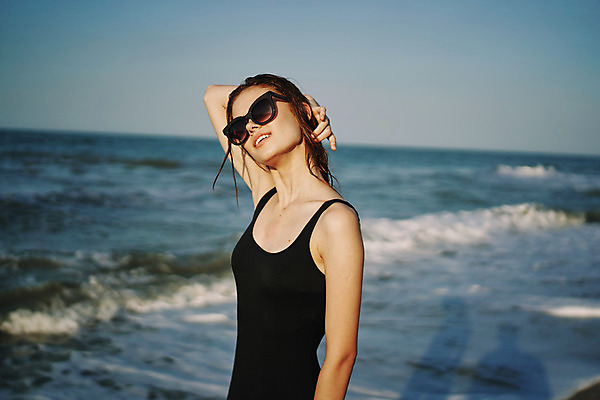 포토 JPG 해외이미지 주간 여자 여유 휴식 한명 손짓 상반신 성인 해변 야외 옆모습 여름휴가 바캉스 선글라스 성인여자한명만 해외포토 자연요소 1 감정 안경 바다 뷰포인트 컨셉 모션 휴가 사람 여자한명만 성인여자만 파일형식 여름_계절 이미지허브