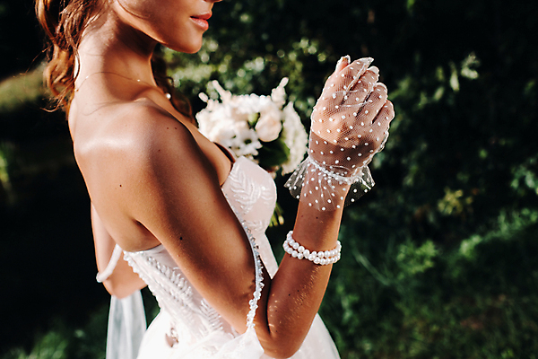 포토 JPG 해외이미지 주간 여자 신부 부케 웨딩드레스 결혼 한명 들기 상반신 성인 야외 옆모습 아웃포커스 손들기 성인여자한명만 웨딩촬영 해외포토 자연요소 1 드레스 뷰포인트 꽃다발 모션 촬영기법 사람 이벤트 기념사진 여자한명만 성인여자만 파일형식 이미지허브