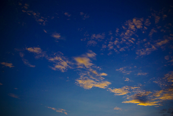 포토 JPG 해외이미지 구름 백그라운드 자연 하늘 조명 사람없음 파란색 빛 컬러풀 햇빛 노란색 일출 일몰 새벽 분위기 만족 효과 해외포토 자연요소 감정 컬러 컨셉 태양 노을 생태계 파일형식 이미지허브