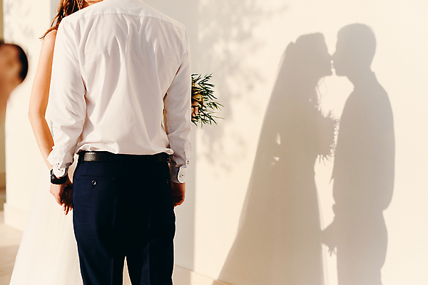 포토 JPG 해외이미지 서양인 여자 남자 웨딩드레스 결혼식 키스 실내 그림자 사랑 정장 상반신 성인 두명 뒷모습 신랑신부 성인만 웨딩촬영 해외포토 외국인 드레스 옷 감정 신부_웨딩 뷰포인트 신랑 결혼 사람 내부 애정표현 기념사진 파일형식 이미지허브