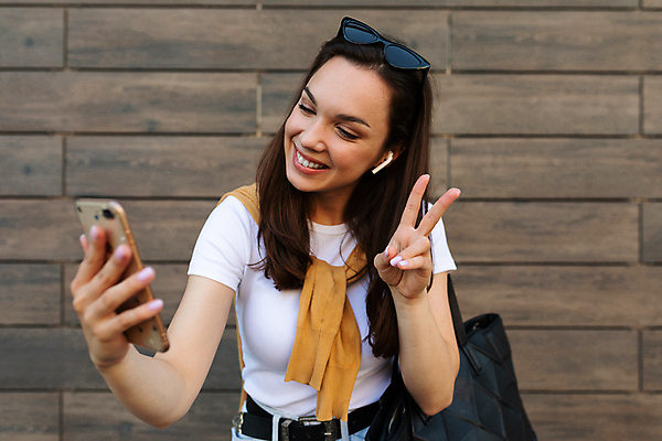 포토 JPG 해외이미지 모델 여자 백그라운드 오렌지 통신 모바일 말하기 대화 한명 사람 스마트폰 핸드폰 독서 갈색 유행 어둠 터치 흰색 타이핑 메시지 연결 부름 고립 문자메시지 채팅 터치스크린 목업 해외포토 1 컬러 과일 모션 전자제품 스마트기기 파일형식 이미지허브
