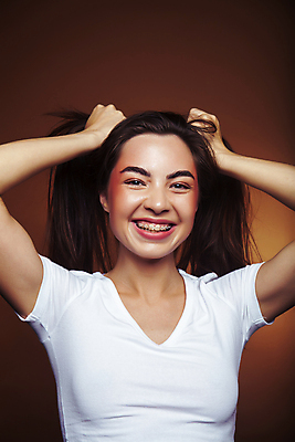 포토 JPG 해외이미지 백인 모델 라이프스타일 여자 행복 유럽 얼굴 백그라운드 갈색머리 한명 사람 손짓 뷰티 갈색 유행 검은색 화장품 흰색 표현 화려 시원함 긍정 진짜 스타일 해외포토 서양인 1 헤어스타일 감정 나라 컬러 컨셉 모션 생활 신체부위 파일형식 이미지허브