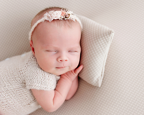 포토 JPG 해외이미지 디자인 여자 백그라운드 베개 한명 미소 장식 귀여움 아기 신생아 머리띠 잠 여자아기한명만 해외포토 1 컨셉 장신구 침구 표정 사람 여자한명만 여자아기만 파일형식 이미지허브