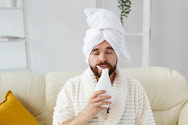 포토 JPG 해외이미지 남자 수염 한명 상반신 성인 앞모습 수건 뷰티 눈감음 목욕가운 냄새 스킨케어 성인남자한명만 해외포토 1 뷰포인트 모션 사람 위생용품 가운 남자한명만 성인남자만 파일형식 이미지허브