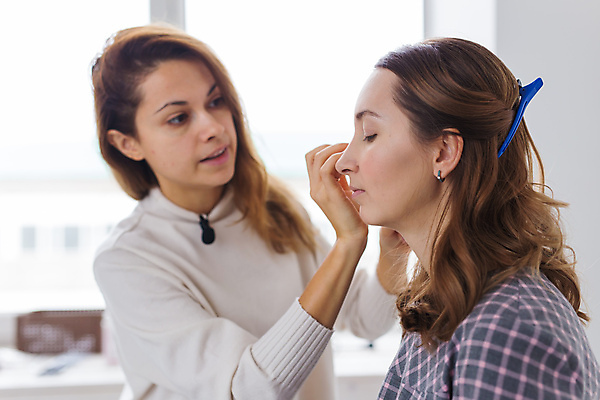 포토 JPG 해외이미지 여자 상반신 성인 두명 옆모습 화장 눈감음 메이크업아티스트 집게핀 성인여자만 해외포토 직업 뷰포인트 모션 사람 뷰티 머리핀 여자만 성인만 파일형식 이미지허브