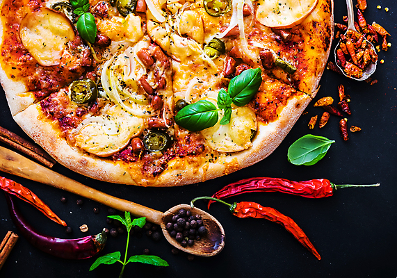 포토 JPG 해외이미지 고추 검은배경 피자 패스트푸드 실내 사람없음 하이앵글 후추 바질 나무숟가락 말린고추 해외포토 뷰포인트 백그라운드 채소 서양음식 내부 숟가락 검은색 인스턴트 향신료 파일형식 이미지허브