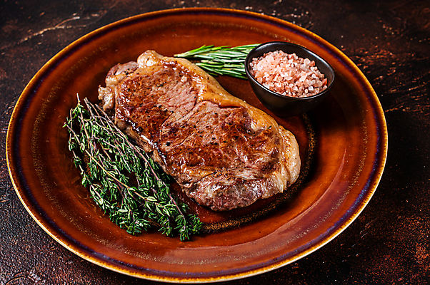 포토 JPG 해외이미지 접시 실내 스테이크 비프스테이크 사람없음 소고기 로즈메리 백리향 나무배경 핑크솔트 해외포토 식기 백그라운드 서양음식 육류 내부 허브 소금 파일형식 이미지허브