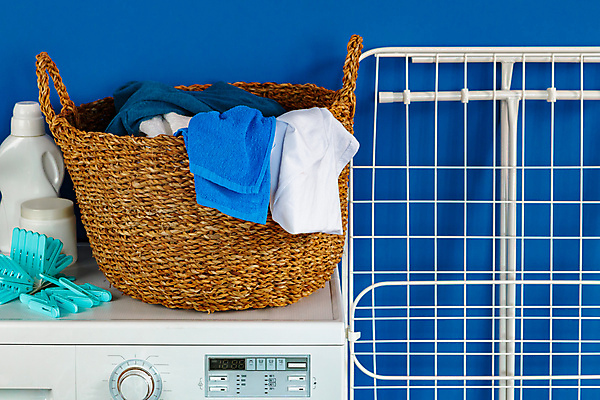 포토 JPG 해외이미지 실내 사람없음 청소도구 오브젝트 파란배경 세탁기 빨래건조대 빨래바구니 해외포토 백그라운드 내부 파란색 바구니 가전제품 도구 빨래 청소 빨래대 파일형식 이미지허브