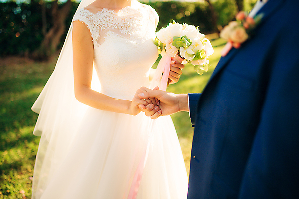 포토 JPG 해외이미지 주간 커플 여자 남자 부케 결혼 들기 상반신 성인 야외 두명 앞모습 옆모습 손잡기 다정 신랑신부 성인만 해외포토 자연요소 신부_웨딩 뷰포인트 꽃다발 신랑 컨셉 관계 모션 사람 이벤트 파일형식 이미지허브