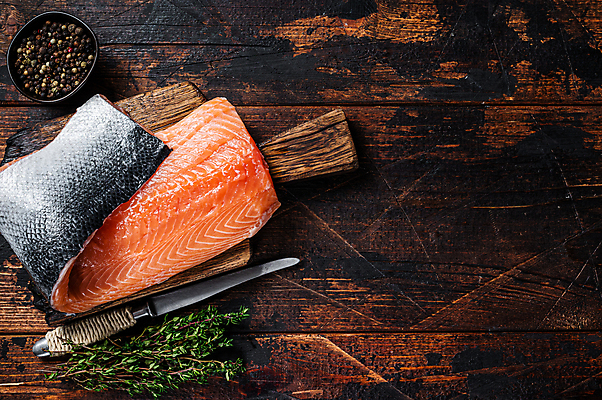 포토 JPG 해외이미지 그릇 실내 사람없음 하이앵글 나이프 허브 날것 연어 후추 토막 나무도마 연어요리 카피스페이스 나무배경 해외포토 식물 식기 음식 뷰포인트 백그라운드 도마 어류 내부 목재 공백 칼 향신료 파일형식 이미지허브