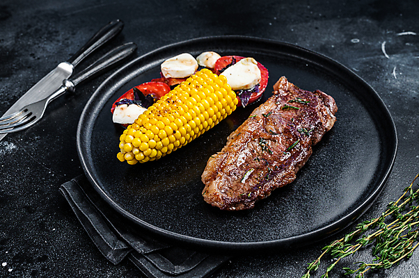 포토 JPG 해외이미지 접시 포크 검은배경 실내 옥수수 스테이크 비프스테이크 사람없음 소고기 나이프 백리향 해외포토 식기 백그라운드 곡류 서양음식 육류 내부 검은색 칼 파일형식 이미지허브