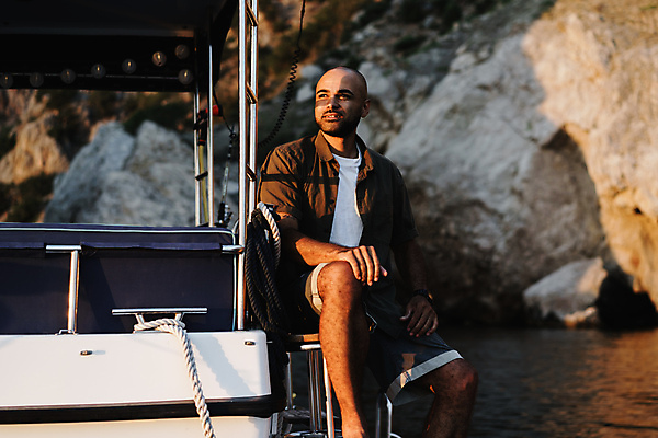 포토 JPG 해외이미지 응시 남자 요트 휴식 그림자 한명 앉기 상반신 성인 앞모습 여름휴가 바캉스 노을 다리들기 성인남자한명만 해외포토 자연요소 1 시선 뷰포인트 컨셉 배_교통 모션 휴가 사람 남자한명만 성인남자만 파일형식 여름_계절 이미지허브