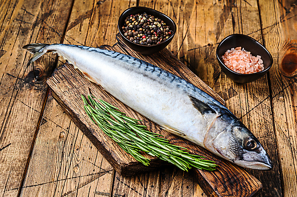 포토 JPG 해외이미지 음식 바다 백그라운드 탁자 건강 어류 요리 사람없음 목재 주방 검은색 어둠 신선 은색 먹기 허브 해산물 향신료 날것 소금 후추 고등어 생식 소금물 절임 짠맛 해외포토 나무 식물 컬러 가구 재료 모션 수중동물 맛 향미료 파일형식 이미지허브