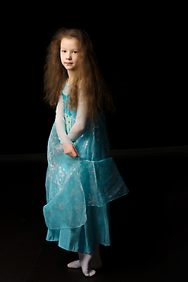 포토 JPG 해외이미지 전신 백인 응시 드레스 여자 어린이 포즈 검은배경 실내 한명 서기 옆모습 공주옷 소녀한명만 해외포토 서양인 1 시선 옷 뷰포인트 백그라운드 모션 사람 내부 검은색 여자한명만 소녀만 파일형식 이미지허브