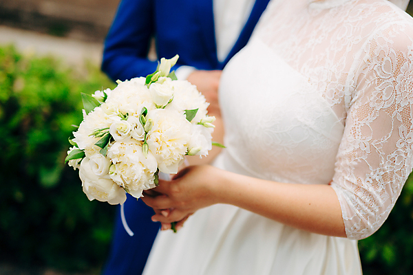 포토 JPG 해외이미지 서양인 여자 남자 부케 웨딩드레스 결혼식 사랑 들기 정장 상반신 성인 야외 두명 옆모습 신랑신부 성인만 웨딩촬영 해외포토 외국인 드레스 옷 감정 신부_웨딩 뷰포인트 꽃다발 신랑 결혼 모션 사람 기념사진 파일형식 이미지허브