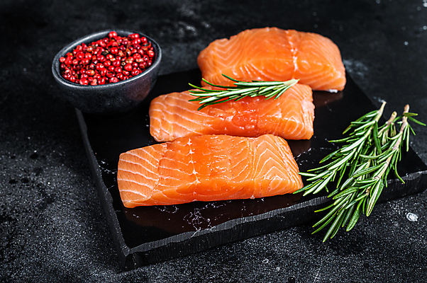 포토 JPG 해외이미지 그릇 재료 검은배경 실내 사람없음 날것 연어 로즈메리 연어스테이크 통후추 돌접시 해외포토 식기 접시 백그라운드 어류 스테이크 내부 검은색 허브 후추 파일형식 이미지허브