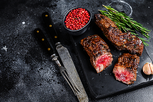 포토 JPG 해외이미지 포크 검은배경 단면 실내 마늘 스테이크 비프스테이크 사람없음 소고기 나이프 로즈메리 돌판 통후추 해외포토 식기 백그라운드 채소 서양음식 육류 내부 검은색 돌_바위 칼 허브 후추 파일형식 이미지허브