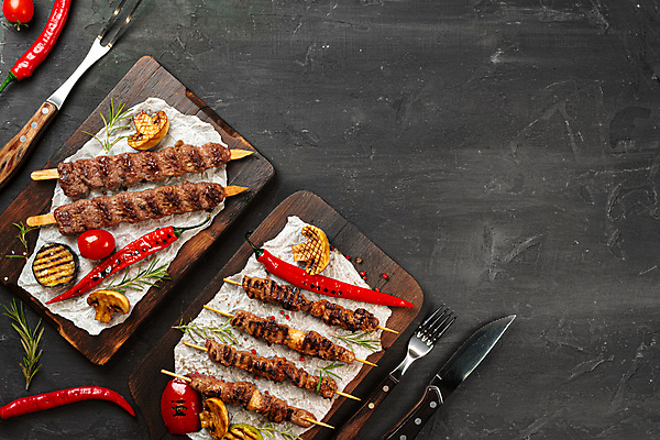 포토 JPG 해외이미지 포크 식재료 방울토마토 실내 사람없음 하이앵글 버섯 꼬치 홍고추 식칼 꼬치구이 양고기 로즈메리 고기포크 나무도마 카피스페이스 양꼬치 종이호일 나무배경 해외포토 식기 음식 뷰포인트 백그라운드 토마토 고추 주방용품 도마 육류 내부 목재 공백 구이 허브 파일형식 이미지허브