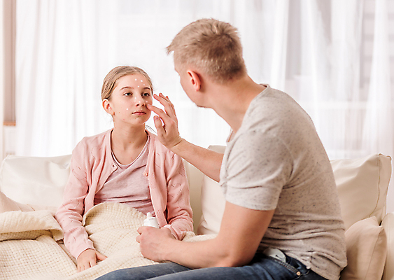 포토 JPG 해외이미지 응시 여자 남자 딸 청소년 휴식 실내 들기 상반신 성인 두명 앞모습 뒷모습 치료 10대 소파 약 침실 커튼 아빠 담요 바르기 회복 육아대디 해외포토 시선 뷰포인트 컨셉 의자 의학 가족 모션 사람 내부 파일형식 이미지허브