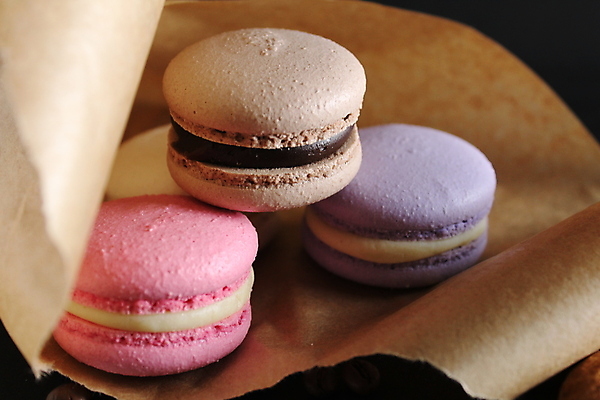 포토 JPG 해외이미지 종이 검은배경 디저트 실내 사람없음 달콤 마카롱 해외포토 음식 백그라운드 내부 검은색 맛 파일형식 이미지허브